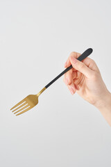 フォークを持つ女性の手元