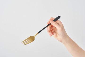フォークを持つ女性の手元