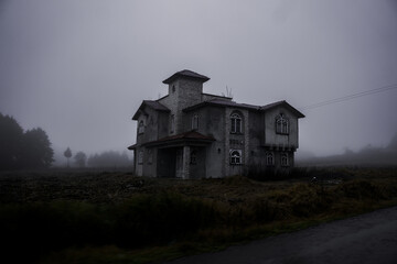 casa abandonada con neblina