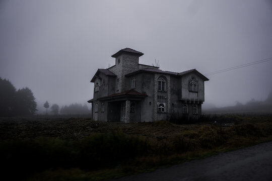 casa abandonada con neblina