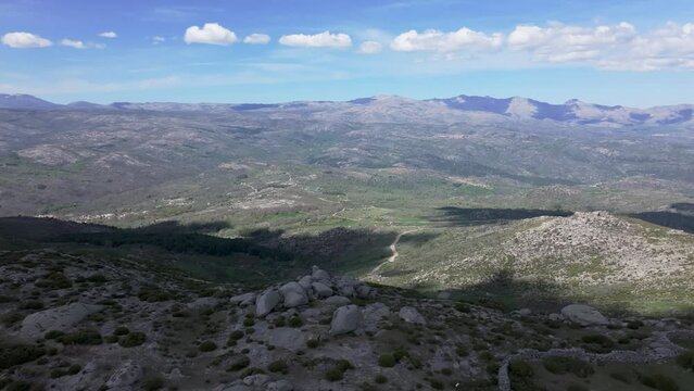 flight with impressive views where we see, in this order, an enclosed stone enclosure for cattle, the sacred stones, the hermitage of San Pedro
and the Visigoth negropolis in Navarrevisca, Avila