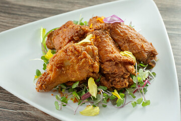 A view of a plate of fried chicken wings.