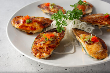 A view of a plate of baked mussels.