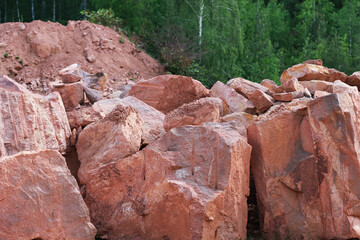 Rochlitzer Porphyrtuff auf dem Lagerplatz eines Steinbruchs, Rochlitz, Sachsen, Deutschland