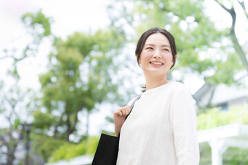 Women in the image of outings such as employment, sales and commuting to work, morning business scene.