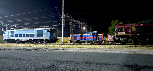 Lokomotywy towarowe na bocznicy nocą © Darcos