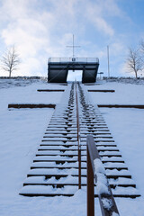 Himmelstreppe und Aussichtsplattform mit Schnee am Hennesee, Hennetalsperre, Meschede, Naturpark...