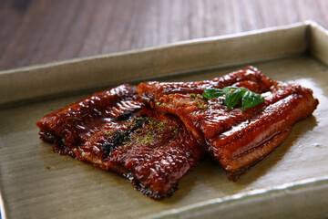 うなぎの蒲焼き　木目背景