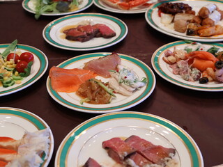 テーブルに並ぶ沢山の料理