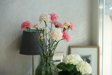 Bouquet of pink and white carnations in a vase