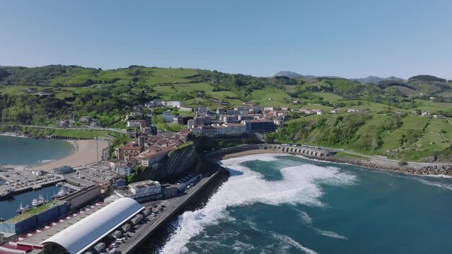 Pueblo de Getaria en Gipuzkoa (Pa&iacute;s Vasco) visto desde un Drone. Precioso pueblo id&iacute;lico rodeado de precioso paisaje verde con monta&ntilde;as y mar.