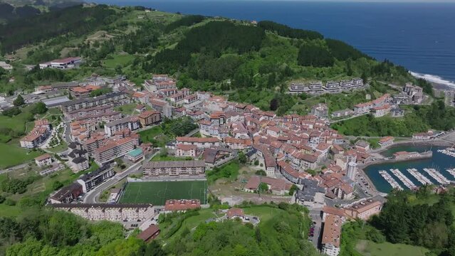 Pueblo de Mutriku en Gipuzkoa (Pais Vasco) visto desde un Drone. Precioso Paisaje verde y mar azul.