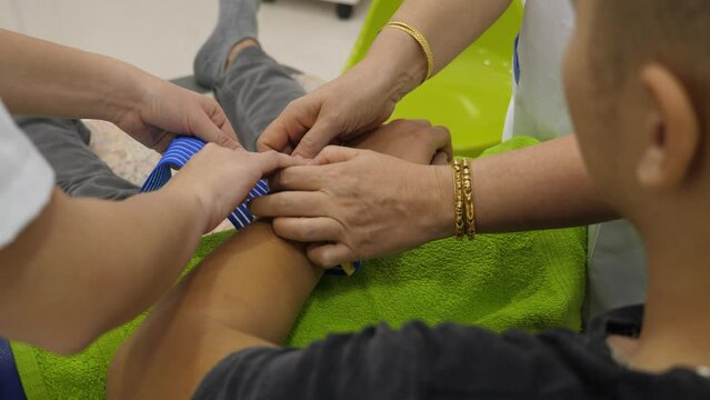 Footage of a patient undergoing a therapy at the physiotherapist