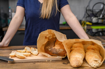 Jeść białe pieczywo na śniadanie , dużo bułek i chleba na kuchennym blacie