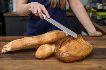 Jakie pieczywo wybrać, bagietki i chleb na zakwasie leżą na kuchennym blacie 