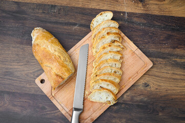 Pokrojone białe pieczywo, długa bagietka pszenna, na desce do krojenia © Paweł Kacperek