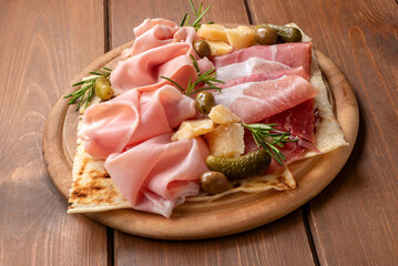 Prosciutto cotto, prosciutto crudo, mortadella e pecorino romano, affettati misti italiani,...