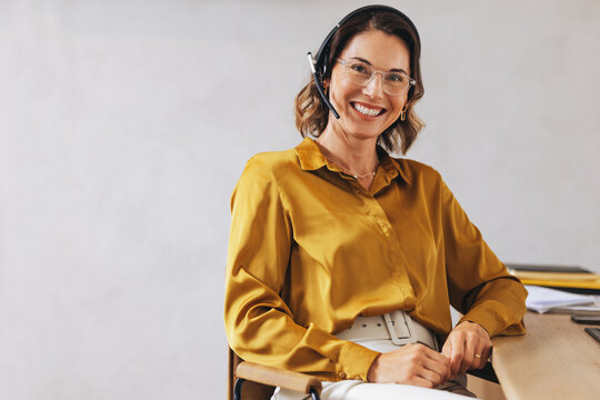 Call center agent providing remote customer support