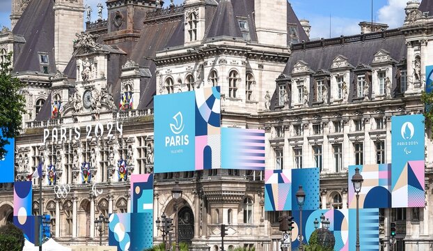 Des d&eacute;corations officielles pour les JO 2024 expos&eacute;es sur l'H&ocirc;tel de Ville de Paris