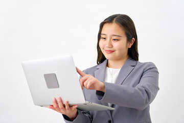 ノートパソコンを使う若いビジネスウーマン　白背景