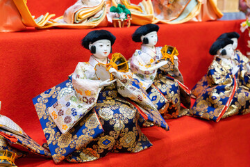 The dignified Hina-sama of five musicians.