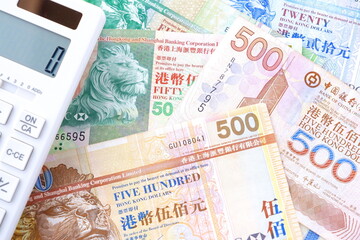 香港の通貨、香港ドル（HKD）の紙幣と電卓
