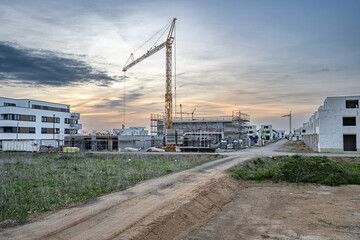 Baustelle mit Kran im Neubaugebiet