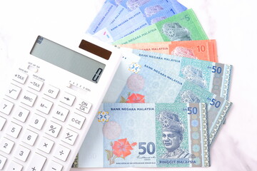 マレーシアの通貨、リンギット（MYR）の紙幣と電卓