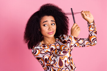 Obraz premium Photo of upset attractive lady dressed print shirt trying comb hair curl empty space isolated pink color background