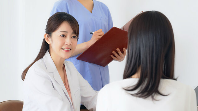 患者を診察する女性医師