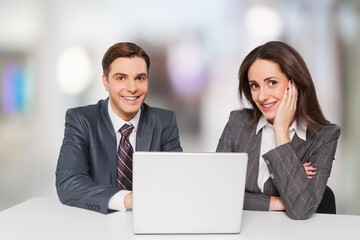 Obraz premium Smiling financial advisor consulting client at meeting