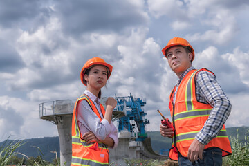 worker, construction, discuss, discussion, site, engineer, building, labor, teamwork, project, management, construction site, planning, job, workers, construction workers, teamwork in construction.