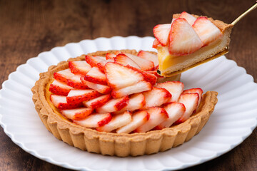 苺のタルトをケーキサーバーで取り分ける