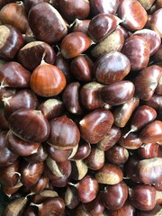 castañas a la venta en el mercado