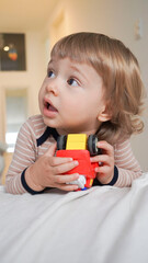 Niño pequeño jugando en casa con autito