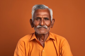 Obraz premium Portrait of a content indian elderly 100 years old man with arms crossed isolated on solid color backdrop