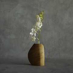 木の花瓶と花　一輪挿し