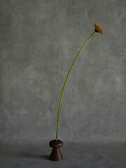 木の花瓶と花　一輪挿し