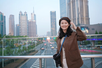 Obraz premium Smiling Young Woman Enjoying Cityscape at Dusk