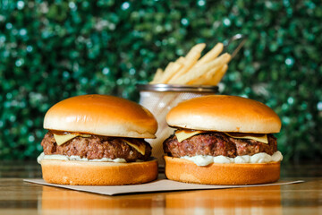 Hamburguer artesanal delicioso com fritas em fundo verde