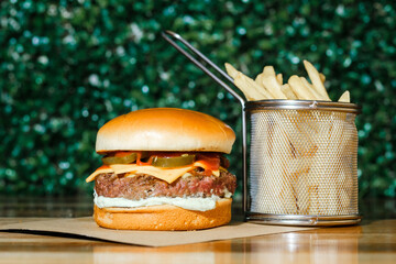 Hamburguer artesanal delicioso com fritas em fundo verde