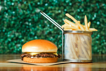 Hamburguer artesanal delicioso com fritas em fundo verde