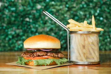 Hamburguer artesanal delicioso com fritas em fundo verde