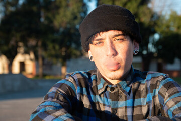 Adolescente fumando en la calle