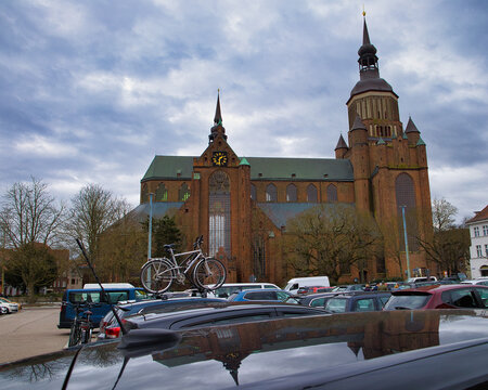 Blick auf die imposante St. Marienkirche am Neuen Markt in Stralsund, Architektur der Backsteingotik, bedeutendes Kulturdenkmal, UNESCO-Welterbe, Mecklenburg-Vorpommern, Deutschland