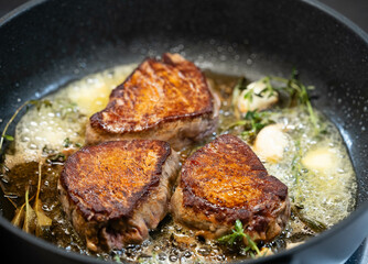 Rinderfilet mit Kräutern und Gewürzen