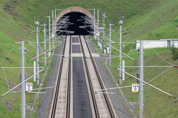 Intercity Strecke vor einem Tunnel