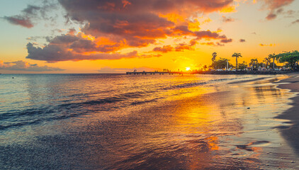 Coucher de soleil sur la plage de Schoelcher, Martinique, Antilles Françaises.