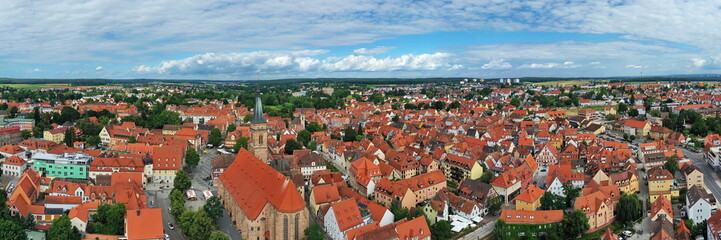 Luftbild der historischen Altstadt von Schwabach mit Blick auf die Stadtkirche St. Johannes und St. Martin. Schwabach, Mittelfranken, Bayern, Deutschland.
