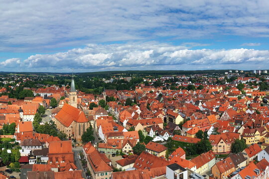 Luftbild der historischen Altstadt von Schwabach mit Blick auf die Stadtkirche St. Johannes und St. Martin. Schwabach, Mittelfranken, Bayern, Deutschland.